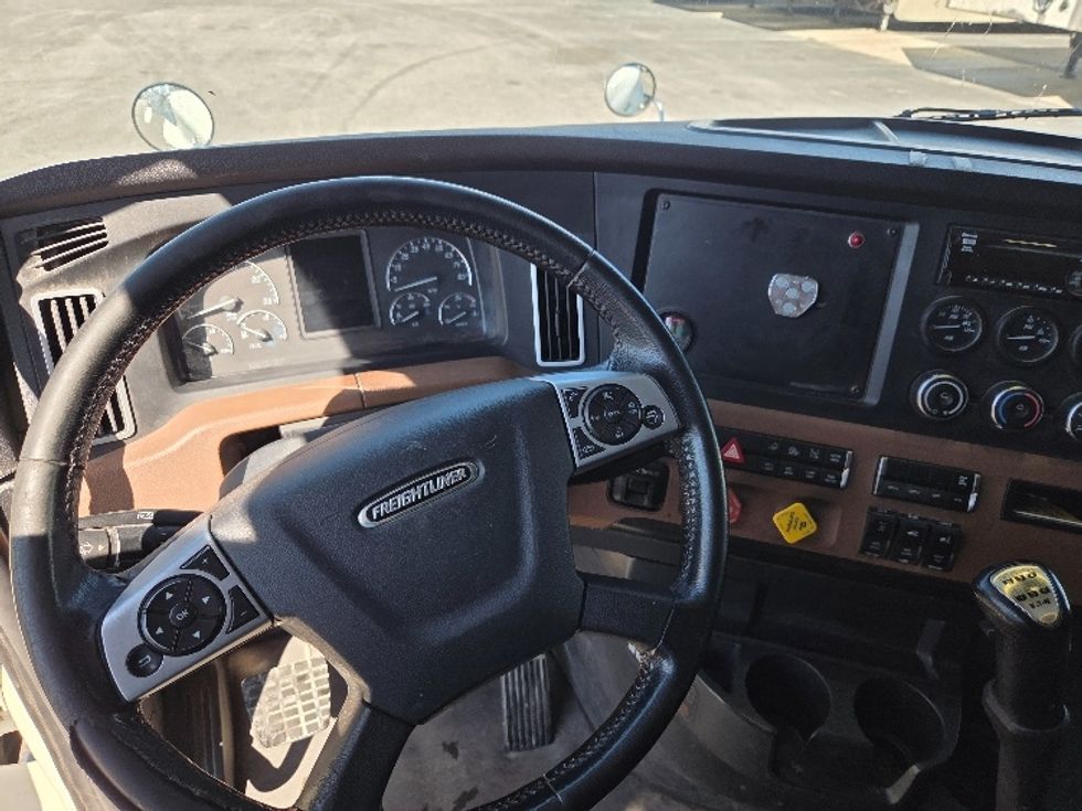 Sleeper Tractor-Heavy Duty Tractors-Freightliner-2020-T12664ST-Mobile-AL-290,375\n\t\tmiles-$ 72,000 - Image 11