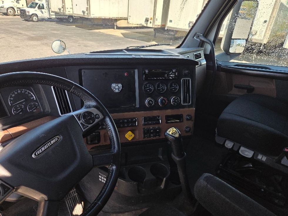 Sleeper Tractor-Heavy Duty Tractors-Freightliner-2020-T12664ST-Mobile-AL-290,375\n\t\tmiles-$ 72,000 - Image 12