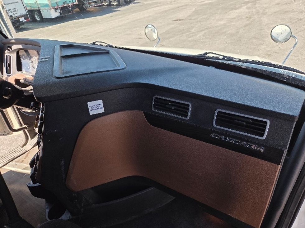 Sleeper Tractor-Heavy Duty Tractors-Freightliner-2020-T12664ST-Mobile-AL-290,375\n\t\tmiles-$ 72,000 - Image 14