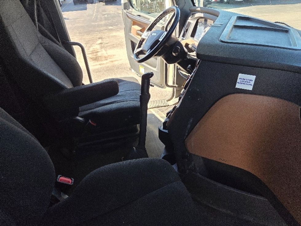 Sleeper Tractor-Heavy Duty Tractors-Freightliner-2020-T12664ST-Mobile-AL-290,375\n\t\tmiles-$ 72,000 - Image 15