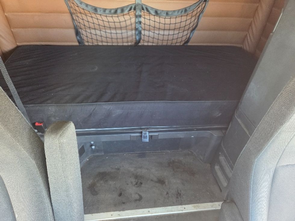 Sleeper Tractor-Heavy Duty Tractors-Freightliner-2020-T12664ST-Mobile-AL-290,375\n\t\tmiles-$ 72,000 - Image 16