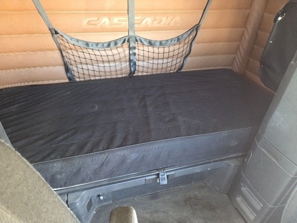 Sleeper Tractor-Heavy Duty Tractors-Freightliner-2020-T12664ST-Mobile-AL-290,375\n\t\tmiles-$ 72,000 - Image 17