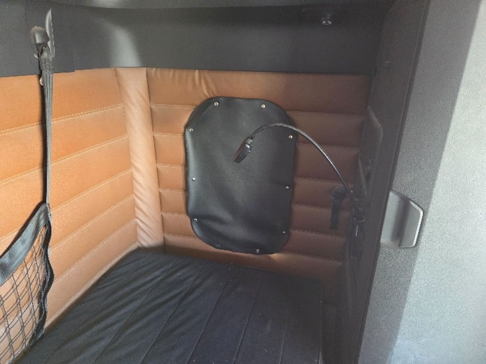 Sleeper Tractor-Heavy Duty Tractors-Freightliner-2020-T12664ST-Mobile-AL-290,375\n\t\tmiles-$ 72,000 - Image 18