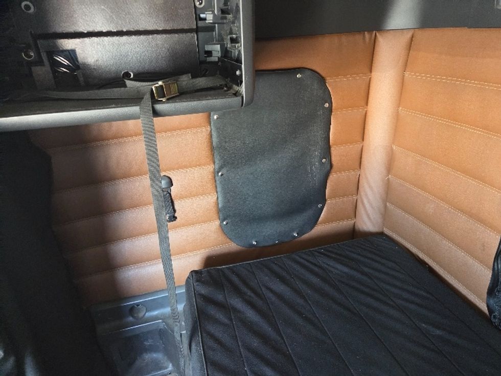 Sleeper Tractor-Heavy Duty Tractors-Freightliner-2020-T12664ST-Mobile-AL-290,375\n\t\tmiles-$ 72,000 - Image 19