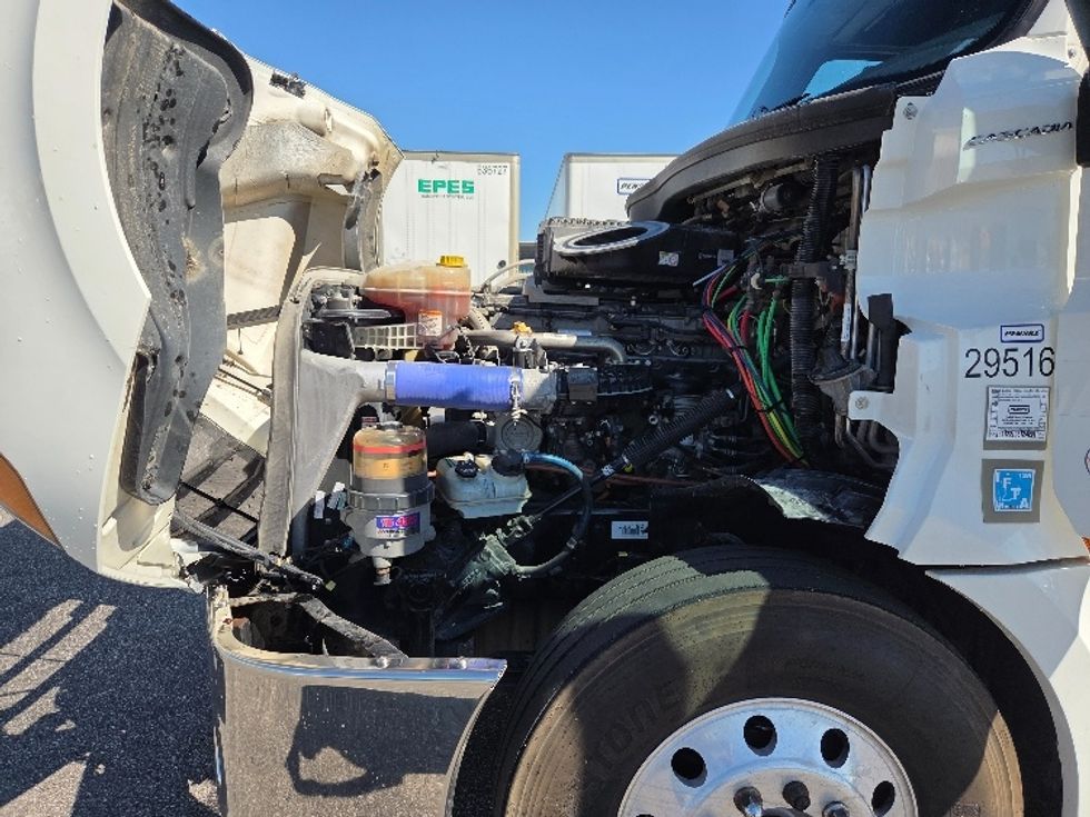 Sleeper Tractor-Heavy Duty Tractors-Freightliner-2020-T12664ST-Mobile-AL-290,375\n\t\tmiles-$ 72,000 - Image 21