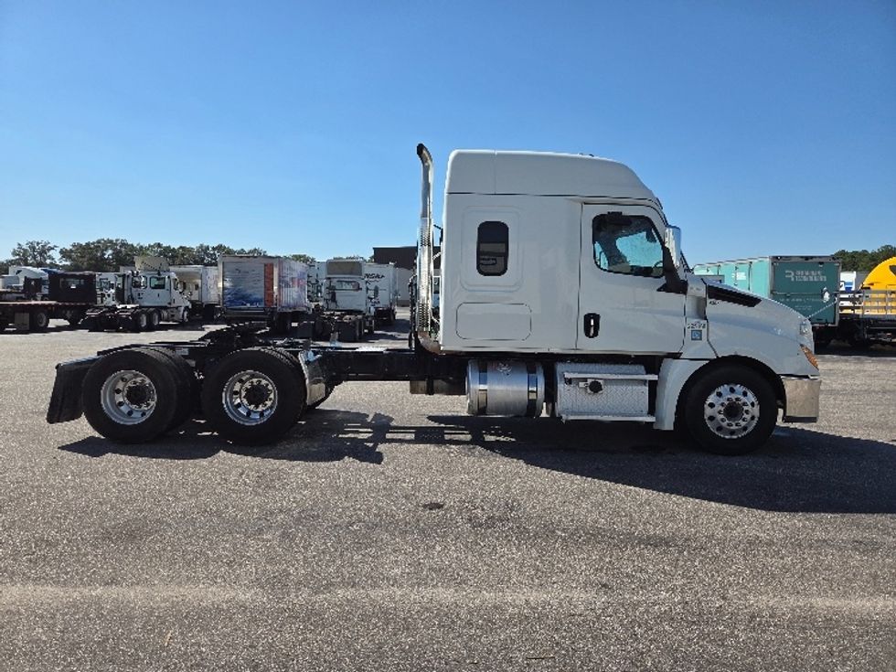 Sleeper Tractor-Heavy Duty Tractors-Freightliner-2020-T12664ST-Mobile-AL-290,375\n\t\tmiles-$ 72,000 - Image 8