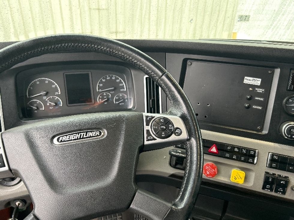 Sleeper Tractor-Heavy Duty Tractors-Freightliner-2020-T12664ST-Moncton-NB-1,006,599\n\t\tkm-$ 62,250 - Image 11