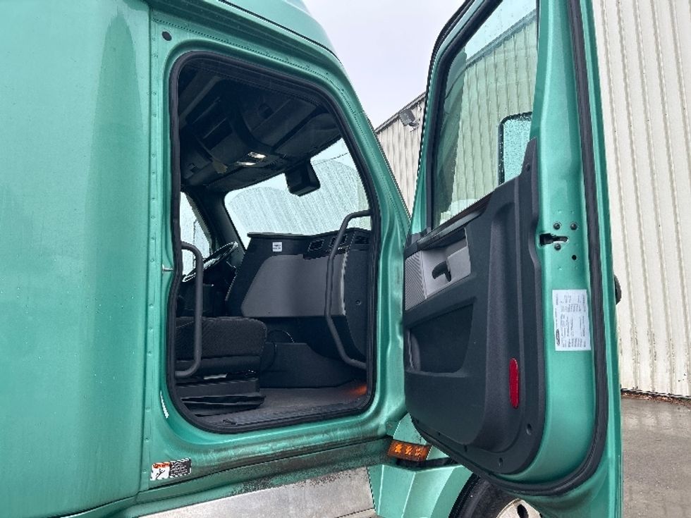 Sleeper Tractor-Heavy Duty Tractors-Freightliner-2020-T12664ST-Moncton-NB-1,006,599\n\t\tkm-$ 62,250 - Image 13