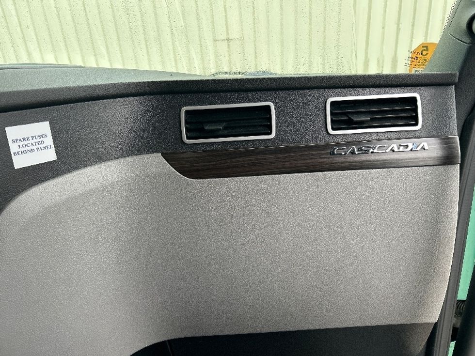 Sleeper Tractor-Heavy Duty Tractors-Freightliner-2020-T12664ST-Moncton-NB-1,006,599\n\t\tkm-$ 62,250 - Image 14