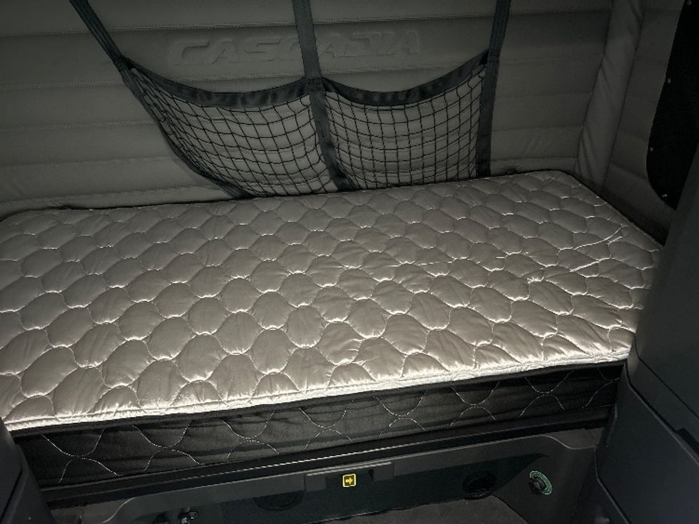 Sleeper Tractor-Heavy Duty Tractors-Freightliner-2020-T12664ST-Moncton-NB-1,006,599\n\t\tkm-$ 62,250 - Image 17