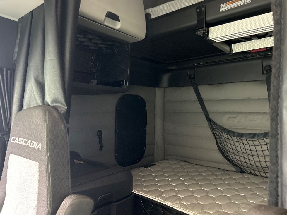 Sleeper Tractor-Heavy Duty Tractors-Freightliner-2020-T12664ST-Moncton-NB-1,006,599\n\t\tkm-$ 62,250 - Image 19