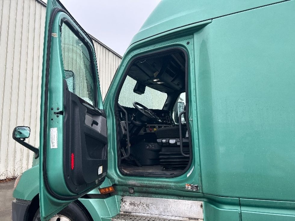 Sleeper Tractor-Heavy Duty Tractors-Freightliner-2020-T12664ST-Moncton-NB-1,006,599\n\t\tkm-$ 62,250 - Image 9