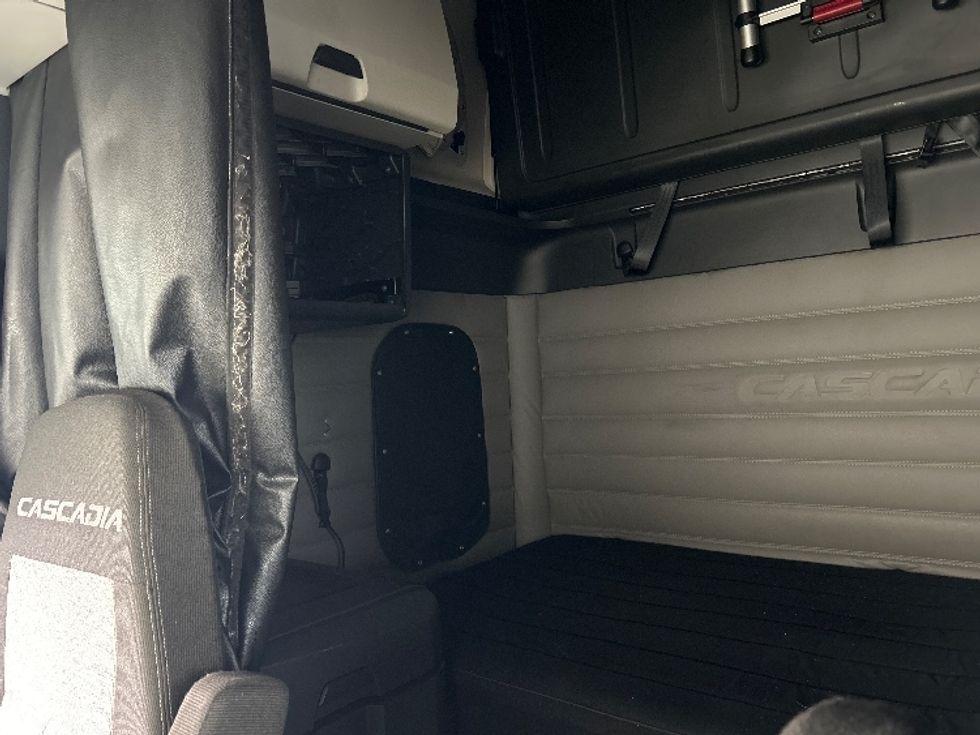 Sleeper Tractor-Heavy Duty Tractors-Freightliner-2020-T12664ST-Moncton-NB-1,020,945\n\t\tkm-$ 61,500 - Image 19