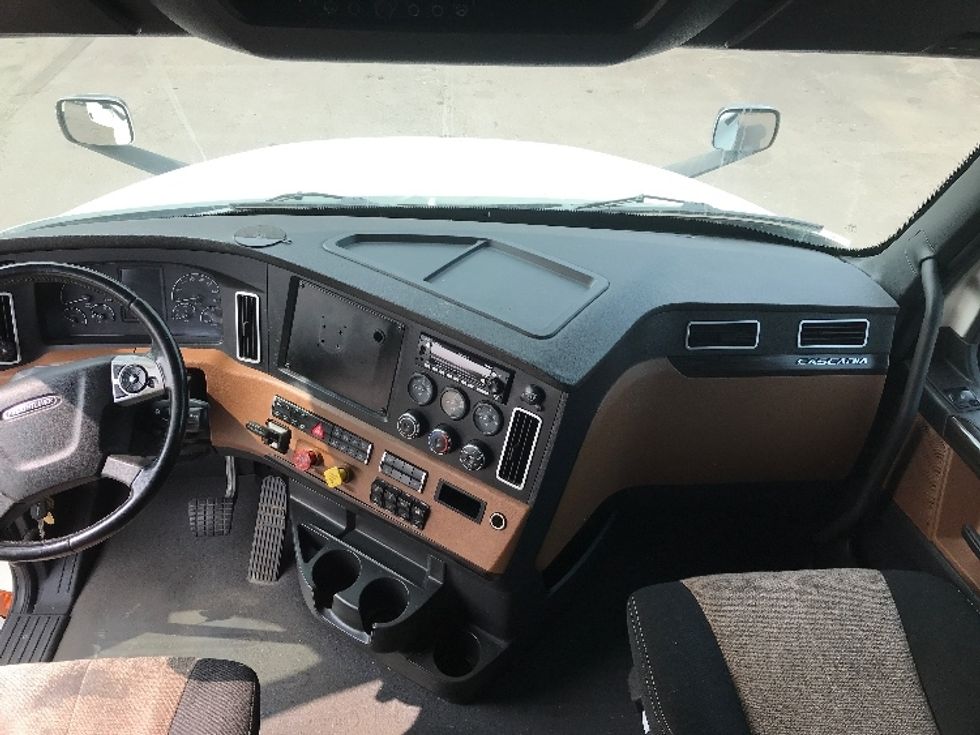 Sleeper Tractor-Heavy Duty Tractors-Freightliner-2020-T12664ST-Moncton-NB-1,029,747\n\t\tkm-$ 67,750 - Image 12