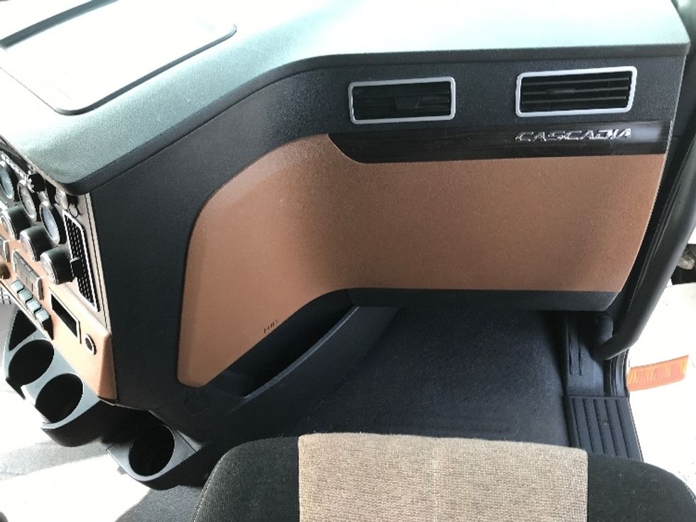 Sleeper Tractor-Heavy Duty Tractors-Freightliner-2020-T12664ST-Moncton-NB-1,029,747\n\t\tkm-$ 67,750 - Image 14