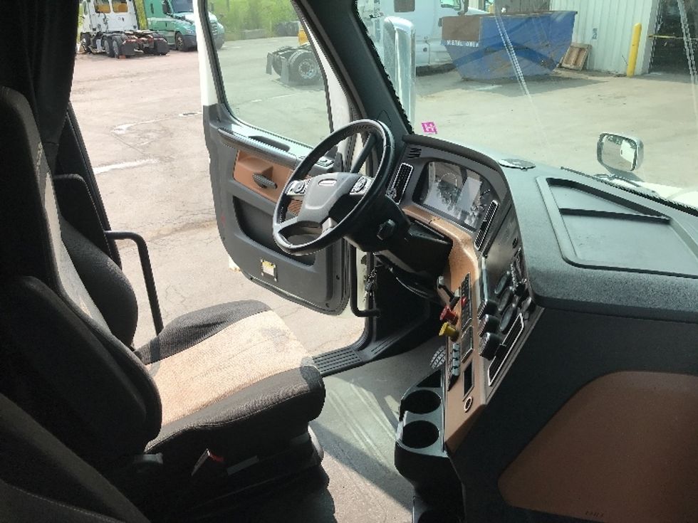 Sleeper Tractor-Heavy Duty Tractors-Freightliner-2020-T12664ST-Moncton-NB-1,029,747\n\t\tkm-$ 67,750 - Image 15