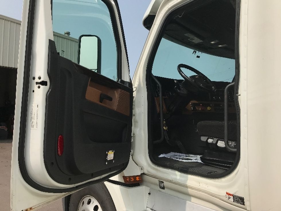 Sleeper Tractor-Heavy Duty Tractors-Freightliner-2020-T12664ST-Moncton-NB-1,029,747\n\t\tkm-$ 67,750 - Image 9