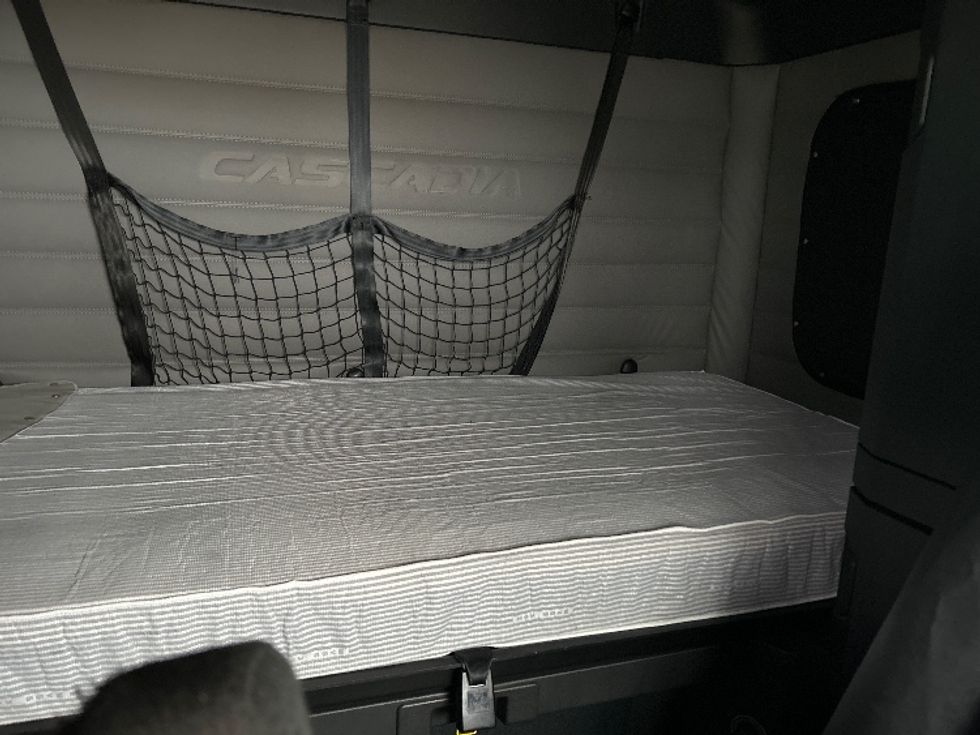 Sleeper Tractor-Heavy Duty Tractors-Freightliner-2020-T12664ST-Moncton-NB-1,089,092\n\t\tkm-$ 56,750 - Image 17