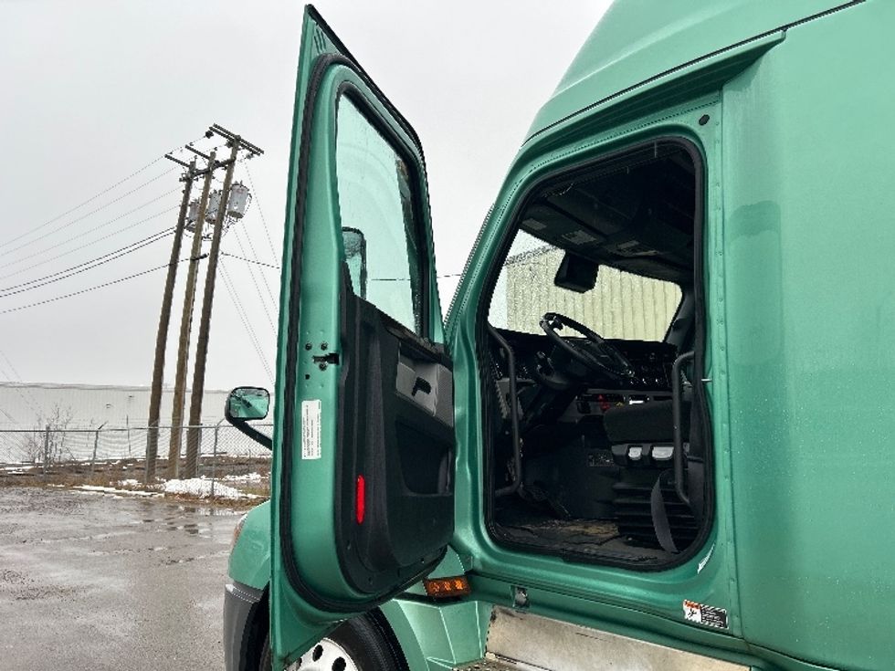 Sleeper Tractor-Heavy Duty Tractors-Freightliner-2020-T12664ST-Moncton-NB-1,089,092\n\t\tkm-$ 56,750 - Image 9