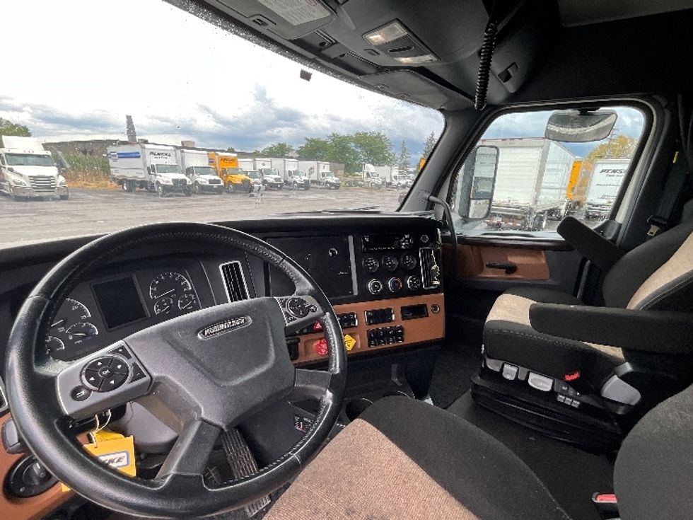 Sleeper Tractor-Heavy Duty Tractors-Freightliner-2020-T12664ST-Moncton-NB-1,092,411\n\t\tkm-$ 64,750 - Image 10