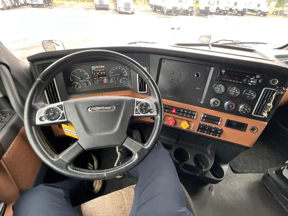 Sleeper Tractor-Heavy Duty Tractors-Freightliner-2020-T12664ST-Moncton-NB-1,092,411\n\t\tkm-$ 64,750 - Image 11