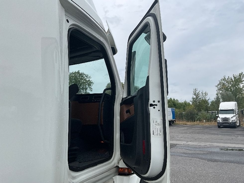 Sleeper Tractor-Heavy Duty Tractors-Freightliner-2020-T12664ST-Moncton-NB-1,092,411\n\t\tkm-$ 64,750 - Image 13