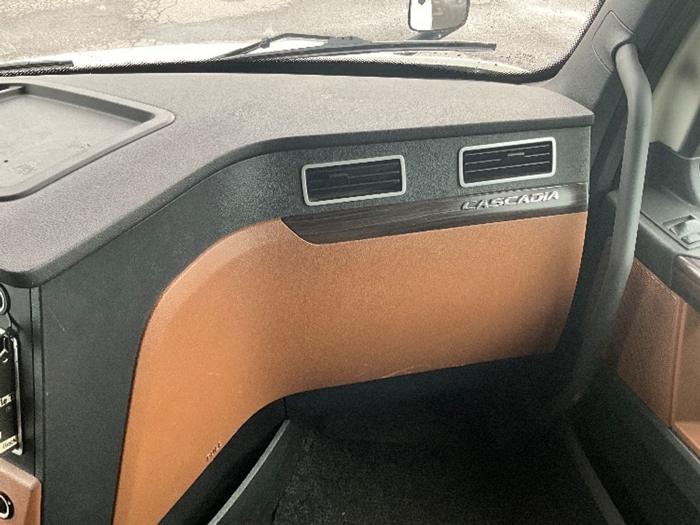 Sleeper Tractor-Heavy Duty Tractors-Freightliner-2020-T12664ST-Moncton-NB-1,092,411\n\t\tkm-$ 64,750 - Image 14