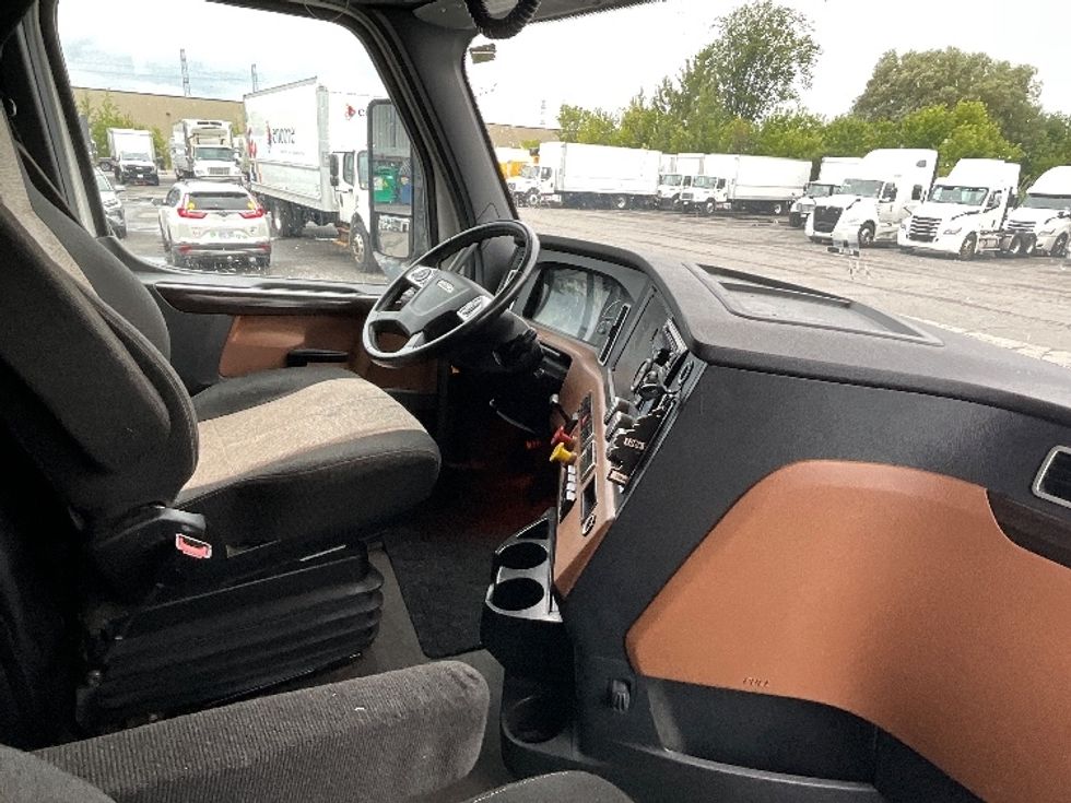 Sleeper Tractor-Heavy Duty Tractors-Freightliner-2020-T12664ST-Moncton-NB-1,092,411\n\t\tkm-$ 64,750 - Image 15