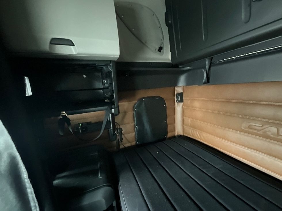 Sleeper Tractor-Heavy Duty Tractors-Freightliner-2020-T12664ST-Moncton-NB-1,092,411\n\t\tkm-$ 64,750 - Image 19