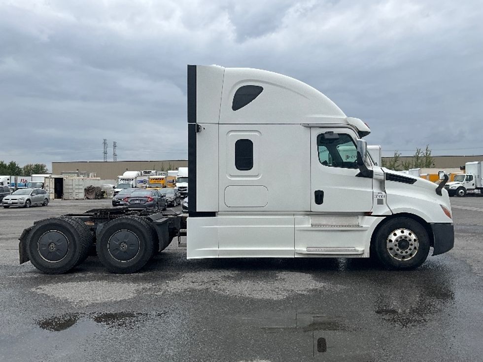 Sleeper Tractor-Heavy Duty Tractors-Freightliner-2020-T12664ST-Moncton-NB-1,092,411\n\t\tkm-$ 64,750 - Image 8