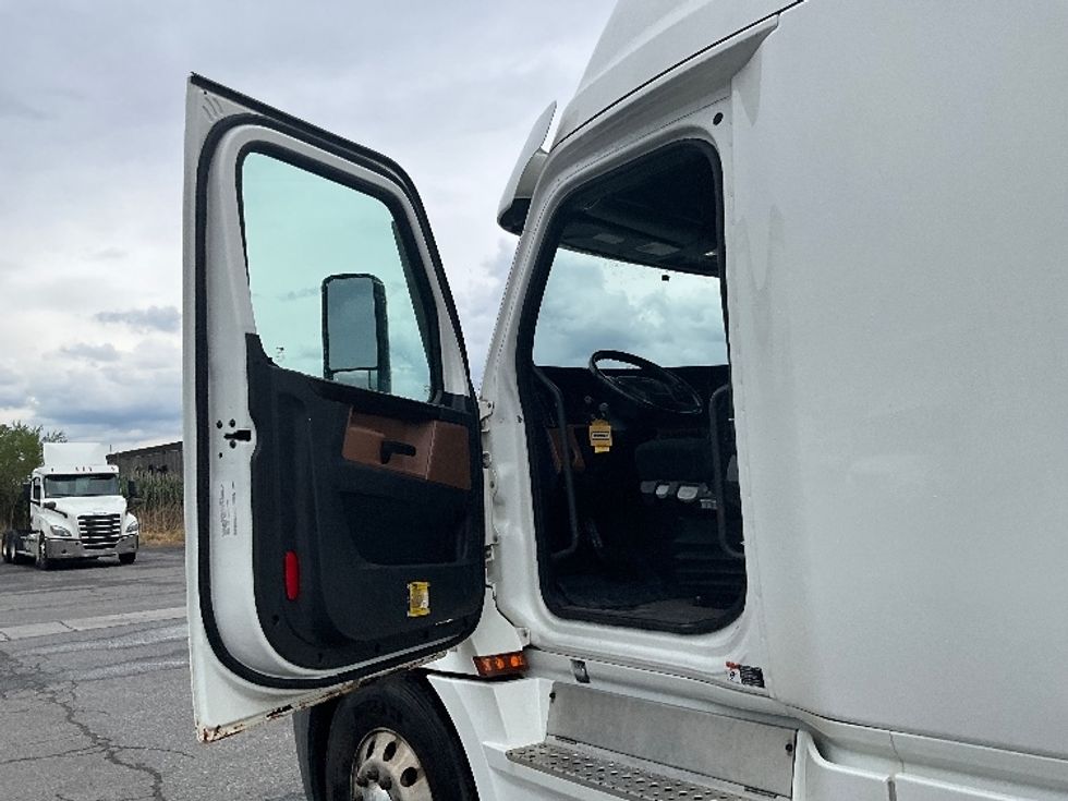 Sleeper Tractor-Heavy Duty Tractors-Freightliner-2020-T12664ST-Moncton-NB-1,092,411\n\t\tkm-$ 64,750 - Image 9