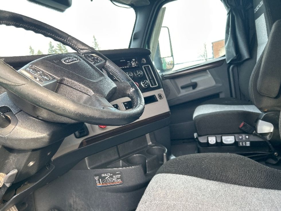 Sleeper Tractor-Heavy Duty Tractors-Freightliner-2020-T12664ST-Moncton-NB-1,100,455\n\t\tkm-$ 56,250 - Image 10