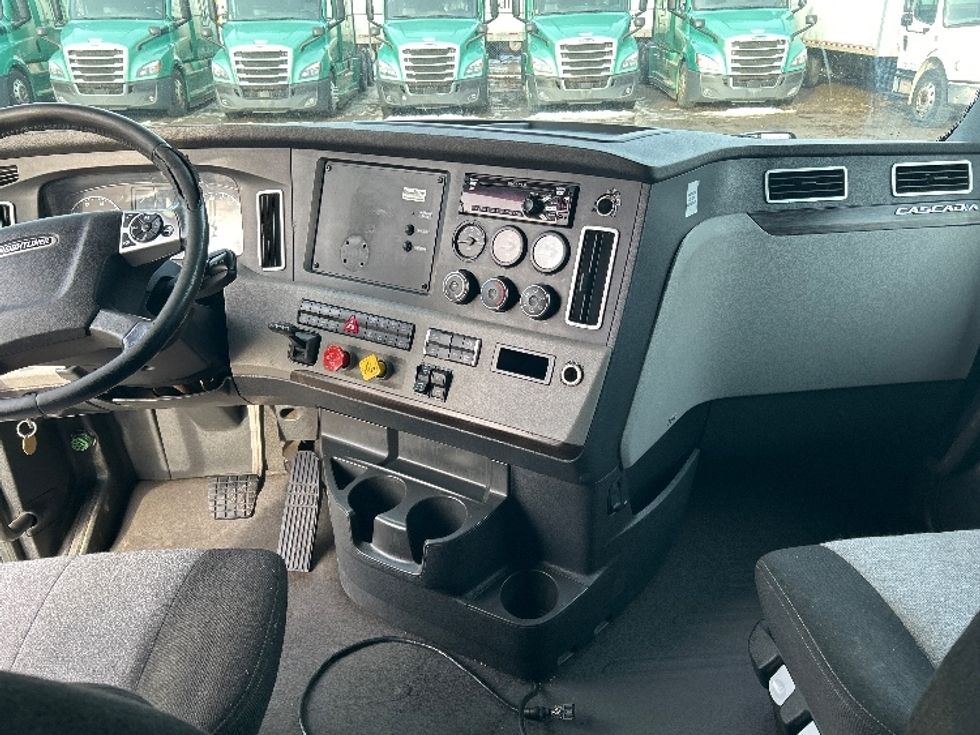 Sleeper Tractor-Heavy Duty Tractors-Freightliner-2020-T12664ST-Moncton-NB-1,100,455\n\t\tkm-$ 56,250 - Image 12