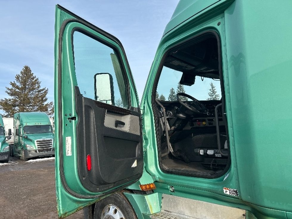 Sleeper Tractor-Heavy Duty Tractors-Freightliner-2020-T12664ST-Moncton-NB-1,100,455\n\t\tkm-$ 56,250 - Image 9