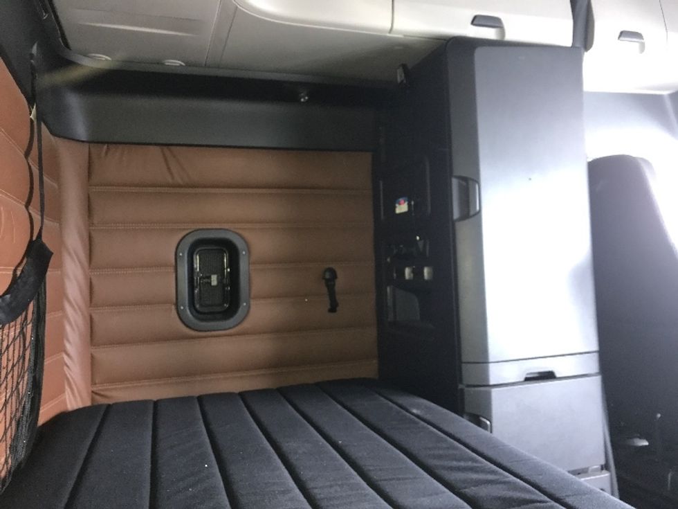 Sleeper Tractor-Heavy Duty Tractors-Freightliner-2020-T12664ST-Moncton-NB-865,140\n\t\tkm-$ 75,000 - Image 18