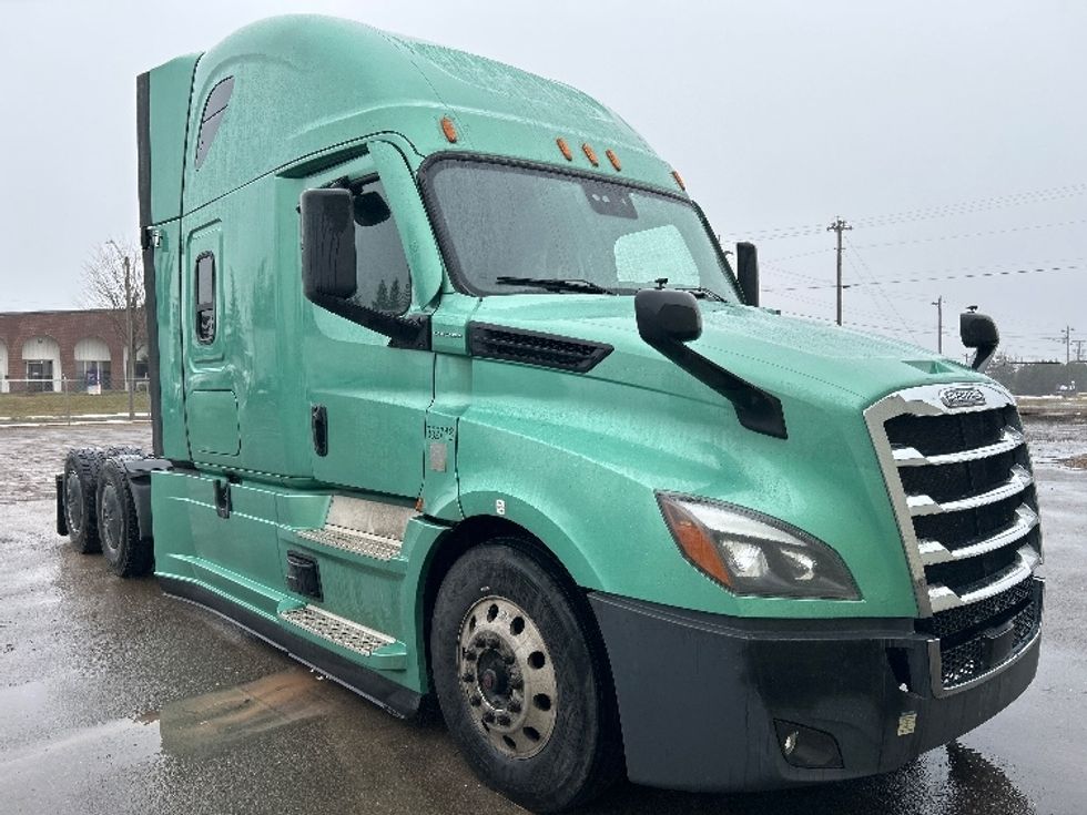 Sleeper Tractor-Heavy Duty Tractors-Freightliner-2020-T12664ST-Moncton-NB-894,007\n\t\tkm-$ 67,750 - Image 1