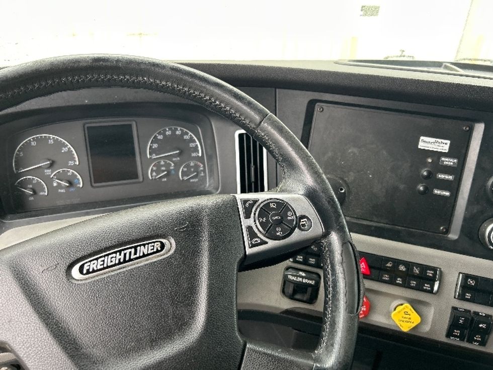 Sleeper Tractor-Heavy Duty Tractors-Freightliner-2020-T12664ST-Moncton-NB-894,007\n\t\tkm-$ 67,750 - Image 11