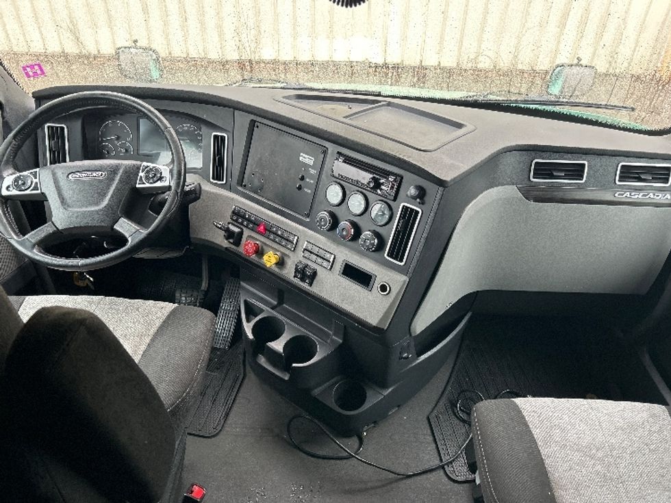 Sleeper Tractor-Heavy Duty Tractors-Freightliner-2020-T12664ST-Moncton-NB-894,007\n\t\tkm-$ 67,750 - Image 12