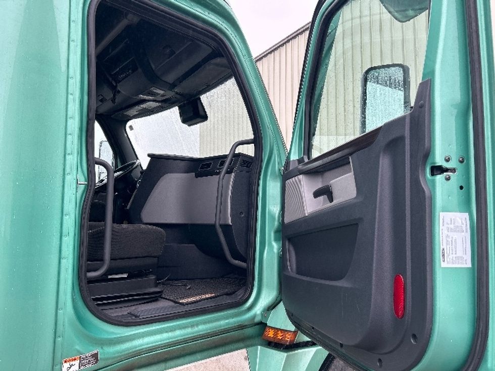 Sleeper Tractor-Heavy Duty Tractors-Freightliner-2020-T12664ST-Moncton-NB-894,007\n\t\tkm-$ 67,750 - Image 13