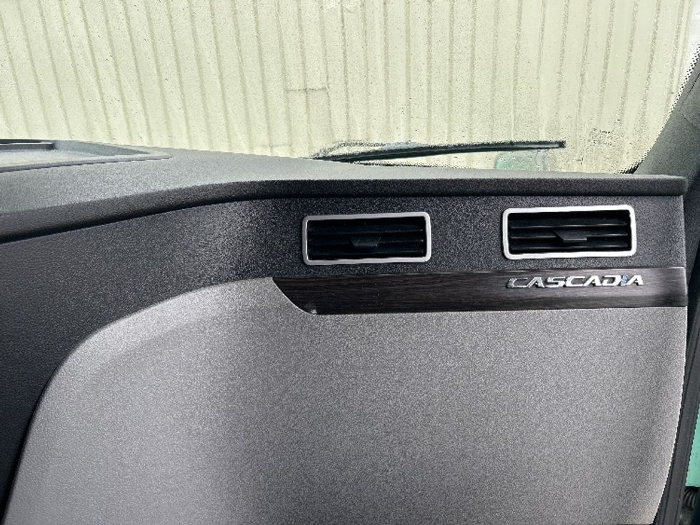 Sleeper Tractor-Heavy Duty Tractors-Freightliner-2020-T12664ST-Moncton-NB-894,007\n\t\tkm-$ 67,750 - Image 14