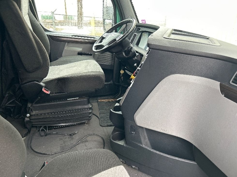 Sleeper Tractor-Heavy Duty Tractors-Freightliner-2020-T12664ST-Moncton-NB-894,007\n\t\tkm-$ 67,750 - Image 15