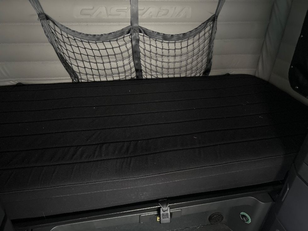 Sleeper Tractor-Heavy Duty Tractors-Freightliner-2020-T12664ST-Moncton-NB-894,007\n\t\tkm-$ 67,750 - Image 17