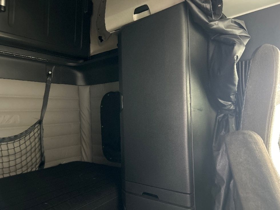 Sleeper Tractor-Heavy Duty Tractors-Freightliner-2020-T12664ST-Moncton-NB-894,007\n\t\tkm-$ 67,750 - Image 18