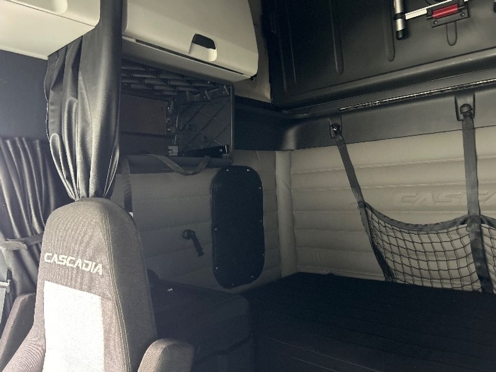 Sleeper Tractor-Heavy Duty Tractors-Freightliner-2020-T12664ST-Moncton-NB-894,007\n\t\tkm-$ 67,750 - Image 19