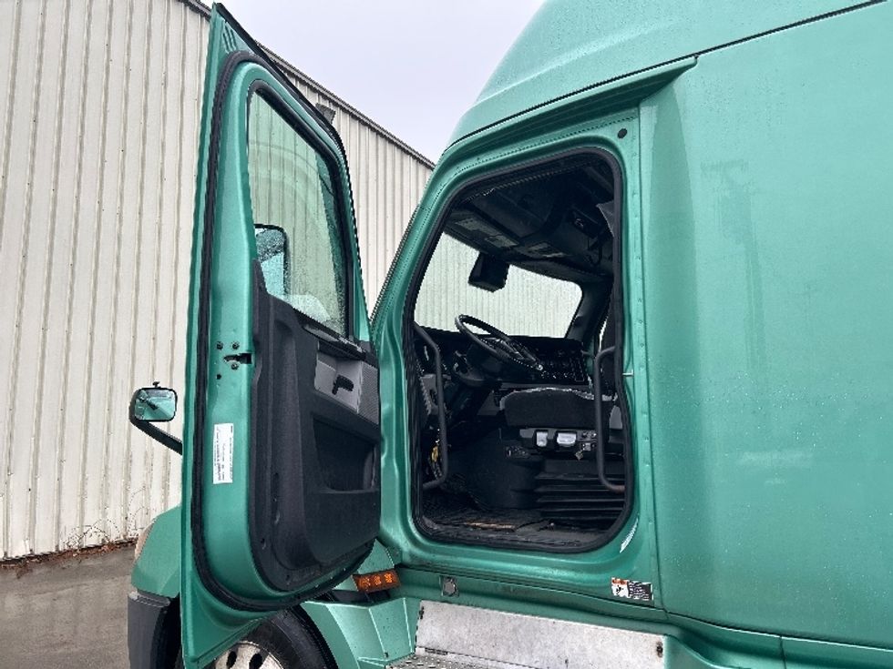 Sleeper Tractor-Heavy Duty Tractors-Freightliner-2020-T12664ST-Moncton-NB-894,007\n\t\tkm-$ 67,750 - Image 9