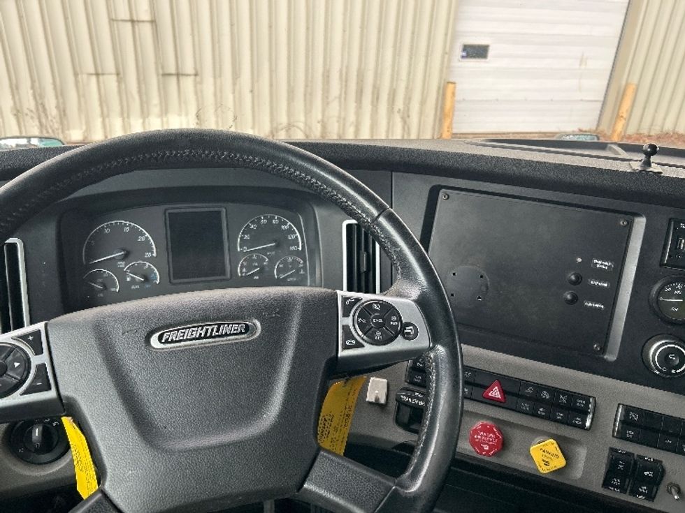 Sleeper Tractor-Heavy Duty Tractors-Freightliner-2020-T12664ST-Moncton-NB-907,892\n\t\tkm-$ 67,000 - Image 11