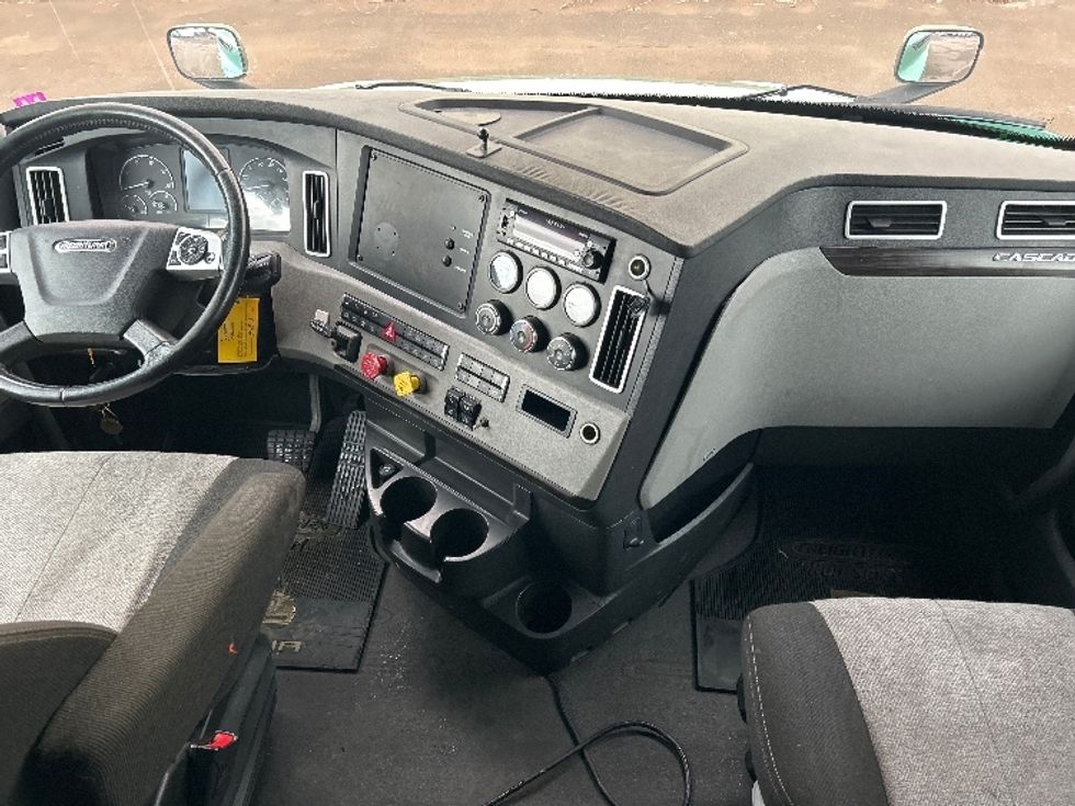 Sleeper Tractor-Heavy Duty Tractors-Freightliner-2020-T12664ST-Moncton-NB-907,892\n\t\tkm-$ 67,000 - Image 12