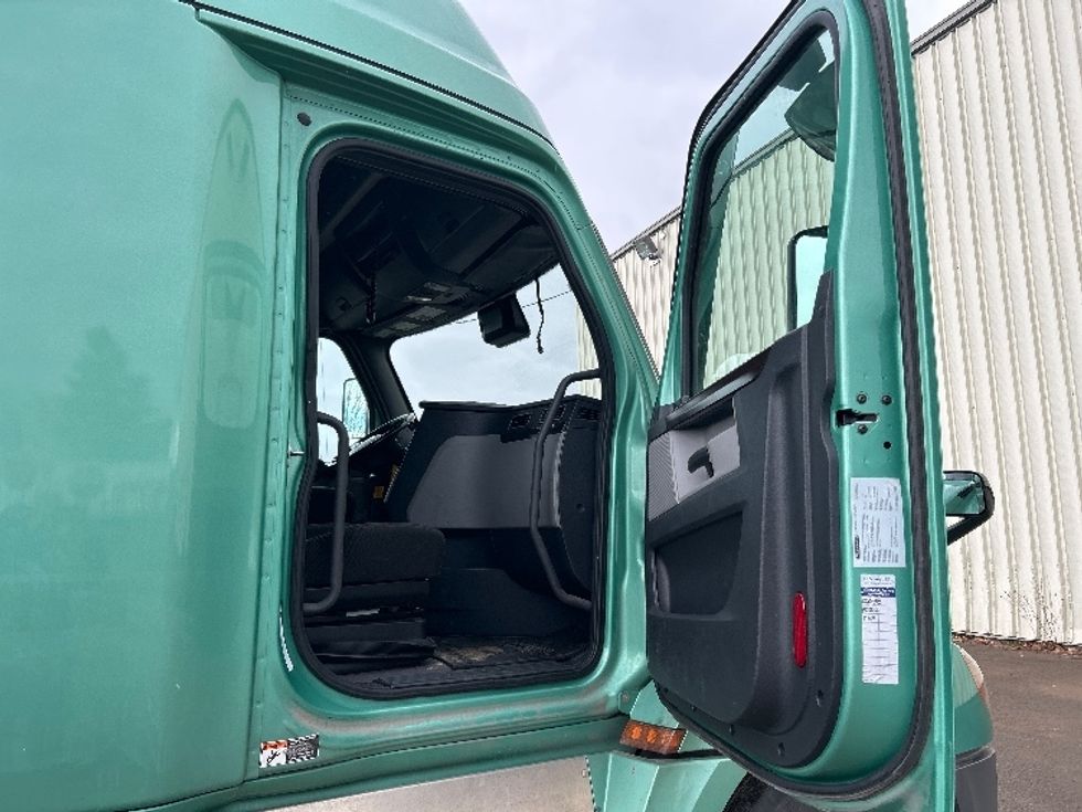 Sleeper Tractor-Heavy Duty Tractors-Freightliner-2020-T12664ST-Moncton-NB-907,892\n\t\tkm-$ 67,000 - Image 13