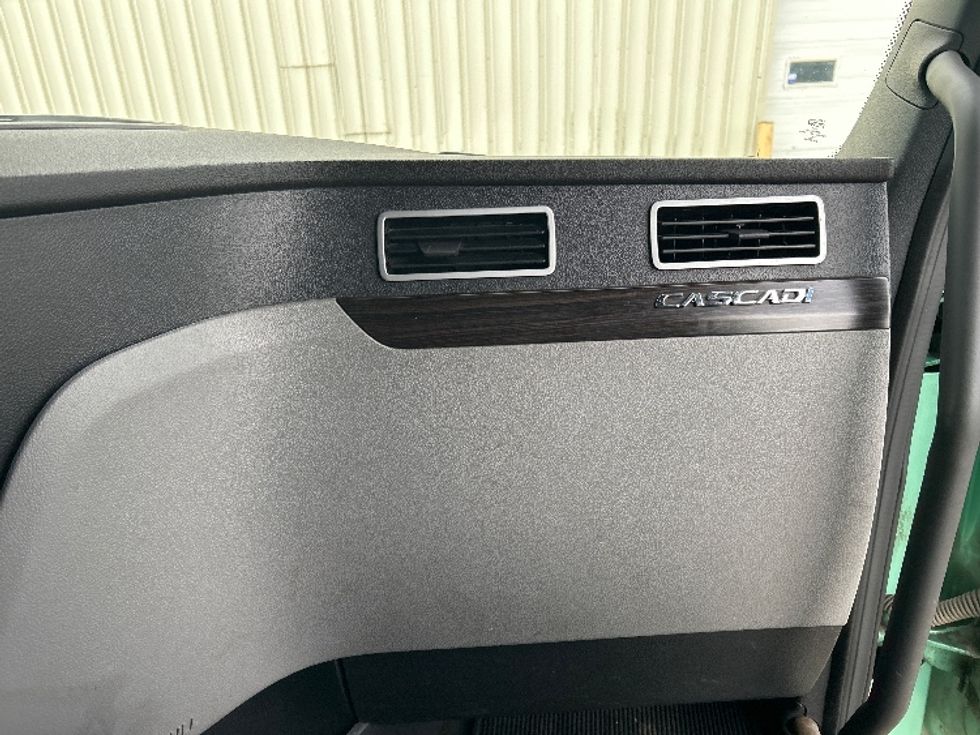 Sleeper Tractor-Heavy Duty Tractors-Freightliner-2020-T12664ST-Moncton-NB-907,892\n\t\tkm-$ 67,000 - Image 14