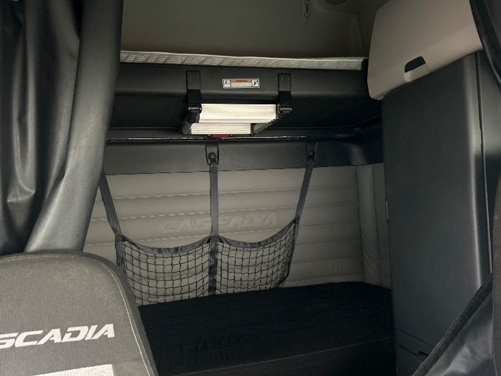 Sleeper Tractor-Heavy Duty Tractors-Freightliner-2020-T12664ST-Moncton-NB-907,892\n\t\tkm-$ 67,000 - Image 16